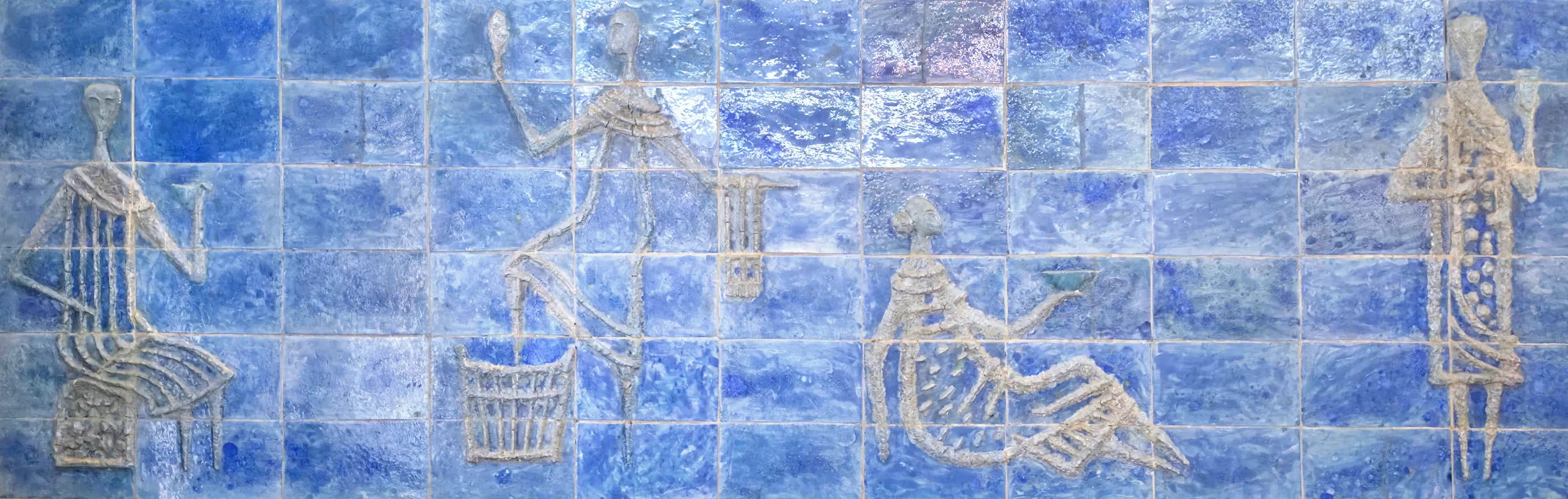 niebieskie płytki ceramiczne przedstawiające kuracjuszy pijących wodę