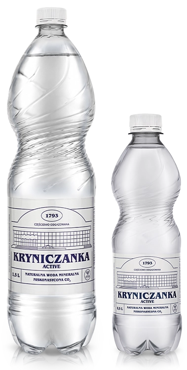 dwie plastikowe butelki naturalnej wody mineralnej Kryniczanka Active o pojemności 1,5 oraz 0,5 litra.